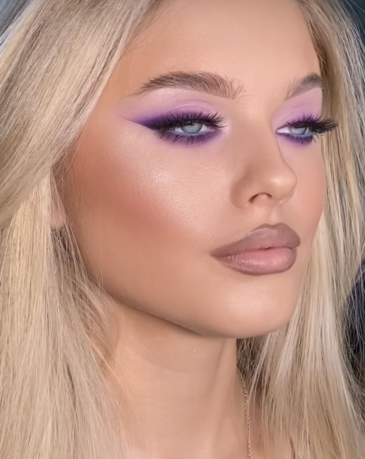 Purple Makeup With Gems, Make Up Viola, Lilac Eyeshadow Looks, Purple Eyeliner Looks, Smokey Purple Eye, Purple Glam Makeup, Makeup Morado, Purple Makeup Looks, Maquillage On Fleek