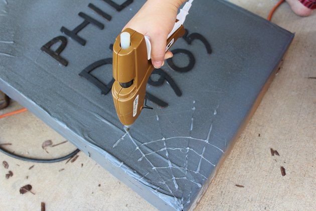 How to Make a Tombstone for a School Project Cardboard Tombstones, Haunted Hallway, Halloween Outdoors, Halloween Tombstones Diy, Library Halloween, Tombstone Diy, Easy Outdoor Halloween Decorations, Halloween Cemetery, Cardboard Diy