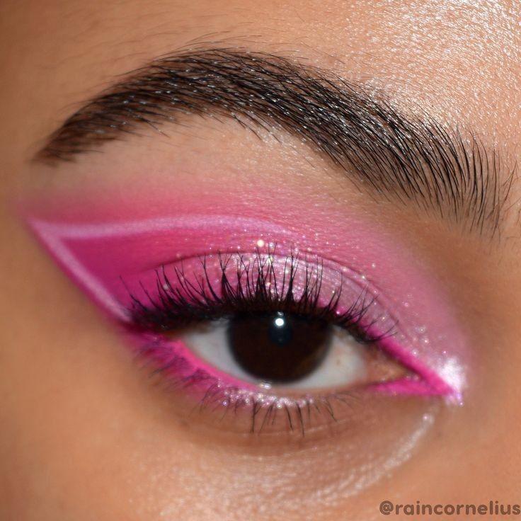 Hot Pink Outfit Makeup, Popstar Makeup Looks, Hot Pink Eyeliner, 30th Outfit, Lover Makeup, Eyeliner Ideas, Pink Eyeliner, Pink Eyeshadow Look, Pink Eye Makeup