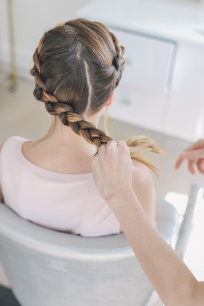 Black Tie Wedding Hairstyle: Crown Braid Tutorial Crown Braid Short Hair, Hair Crown Braid, Halo Hairstyle, Hairstyle Crown, French Braid Crown, Crown Braid Tutorial, Braid Crown Tutorial, Head Braid, Crown Braids