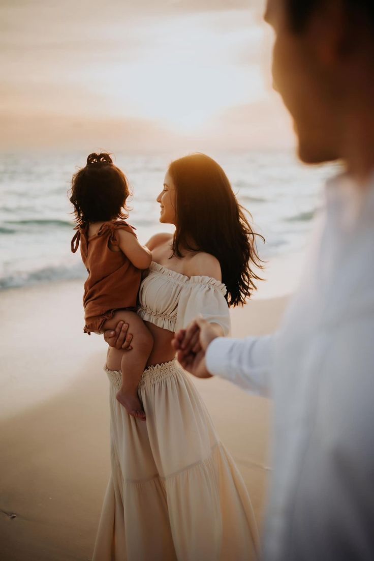 Family Shoot Beach Ideas, Family Picture Poses For 3 Beach, Family Photo Shoot On Beach, Professional Family Beach Pictures, Beach Maternity Family Shoot, Beach Family Shoot Ideas, Unique Beach Family Photos, Beach Family Photo Shoot Ideas, Family Beach Session Outfits