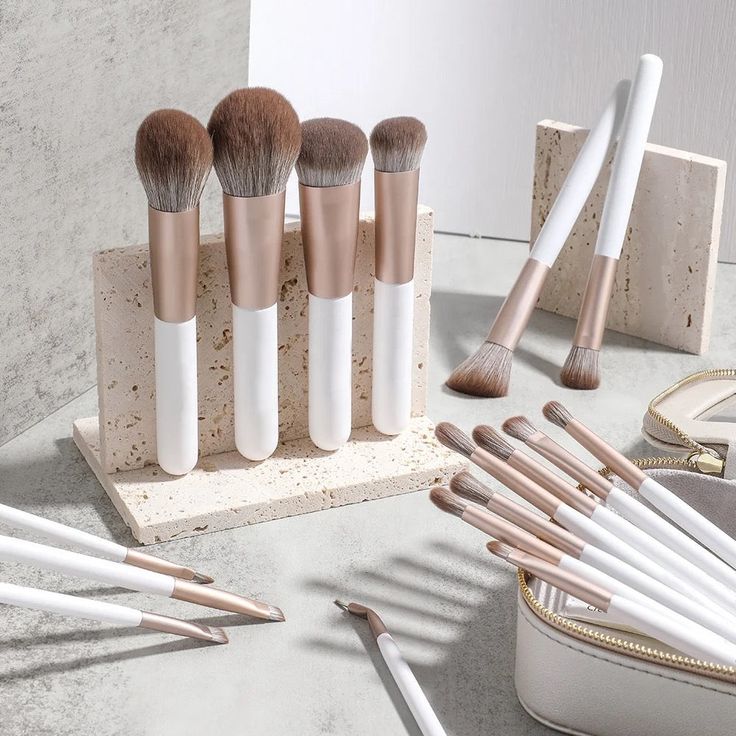 Elevate your makeup game with ease using our newest LC Professional Brush Set! Includes 18 high-quality brushes made with soft and vegan synthetic fibers that are gentle on your skin. The stunning white and rose gold design adds a touch of glamour to your beauty routine, and the included carrying case makes it easy to take your brushes on-the-go. Whether you're a makeup pro or a beauty beginner, this versatile set has everything you need to achieve flawless and professional-looking results. Upgr Makeup Brushes Photography, White Makeup Brushes, Custom Makeup, Makeup Pro, Basic Makeup, Fancy Makeup, Beauty Guide, Mini Makeup, Makeup Game