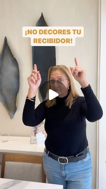 a woman standing in front of a table with a sign above her head that reads no decores tu recibior