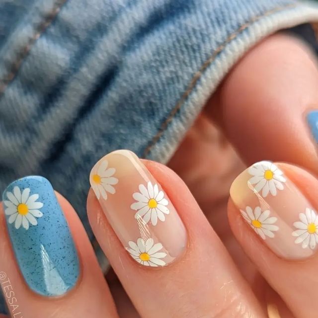 Tessa - Nail Art Inspiration on Instagram: "Dainty Daisies 🌼 Hey friends! Here's a super simple daisy design I created with one stamp and a dotting tool. I need to get more use out of my speckle polishes before the season ends! 😊 • • • Polish: @cirquecolors Robin @hellomaniology Bam White @whatsupnails Fab Cab 🌼 Plate: @hellomaniology collab plate m322 *Link in bio 💸* • • • #cutenailart #springnailart #springnails #nailstamping #daisynails #flowernails #cirquecolors #specklepolish #diynailar Daisies Nails Design, Nail Art Designs Daisy, Simple Daisy Nail Art, Daisies Nail Designs, Nail Design Daisy, Short Daisy Nail Designs, Daisy Flower Nail Art, Chamomile Nail Design, Dotting Tool Flower Nails