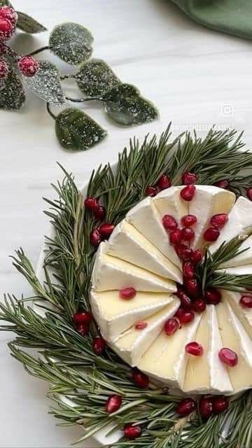 Christmas Party Canapes, Santa Appetizers Holidays, Charcuterie Board Ideas Holiday, Christmas Cheese Recipes, Christmas Charcutiere Board, Brie Display, Christmas Cheese Appetizers, Brie Wreath Appetizer, Snacks Aesthetic Healthy