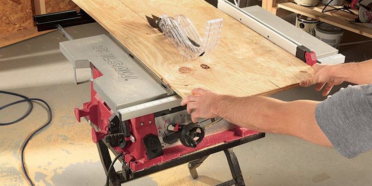 a man using a table saw to cut plywood planks with a router