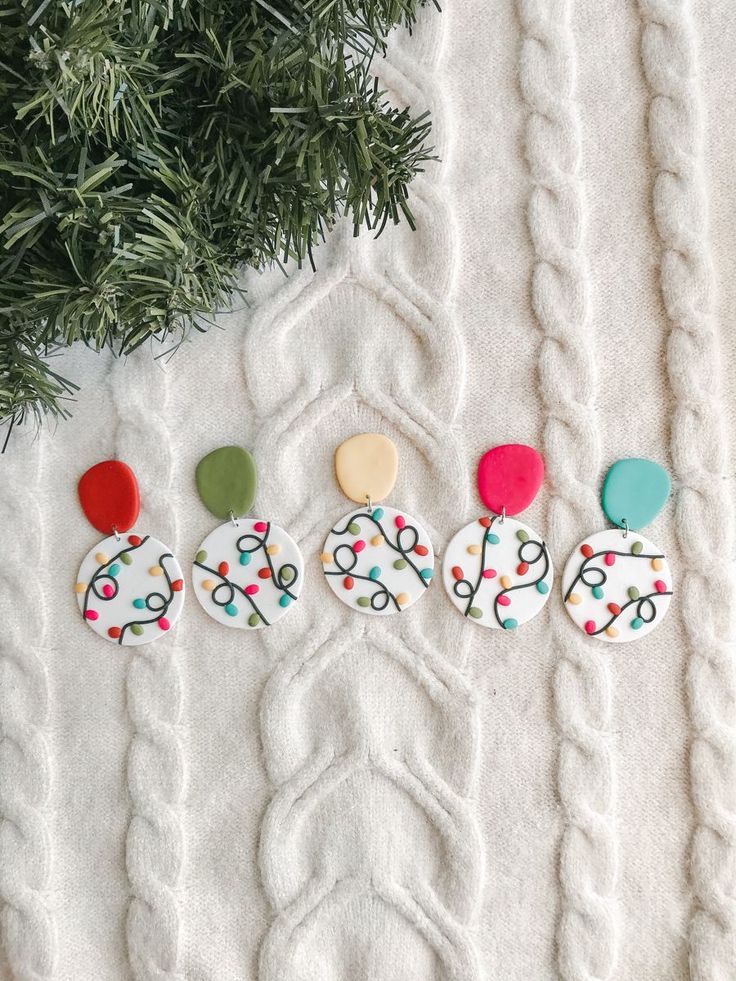 String light dangles Christmas Lights Clay Earrings, Christmas Light Clay Earrings, Clay Earring Christmas, Christmas Polymer Earrings, Holiday Polymer Clay Earrings, Christmas Clay Earrings Diy, Holiday Clay Earrings, Christmas Earrings Polymer Clay, Christmas Polymer Clay Ideas