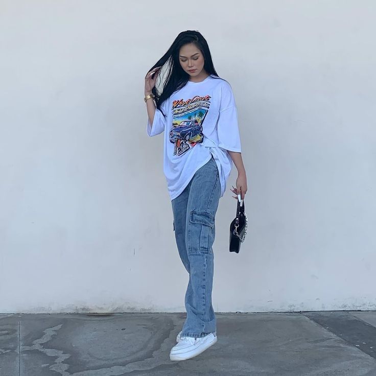 Cargos And Oversized Tee, Outfits Oversize Mujer, Urban Street Style Women Streetwear, Urban Street Style Women, Streetwear Aesthetic Outfits, Tomboy Femme, Looks Hip Hop, Oversize Tshirt Outfits, Outfit Elegantes