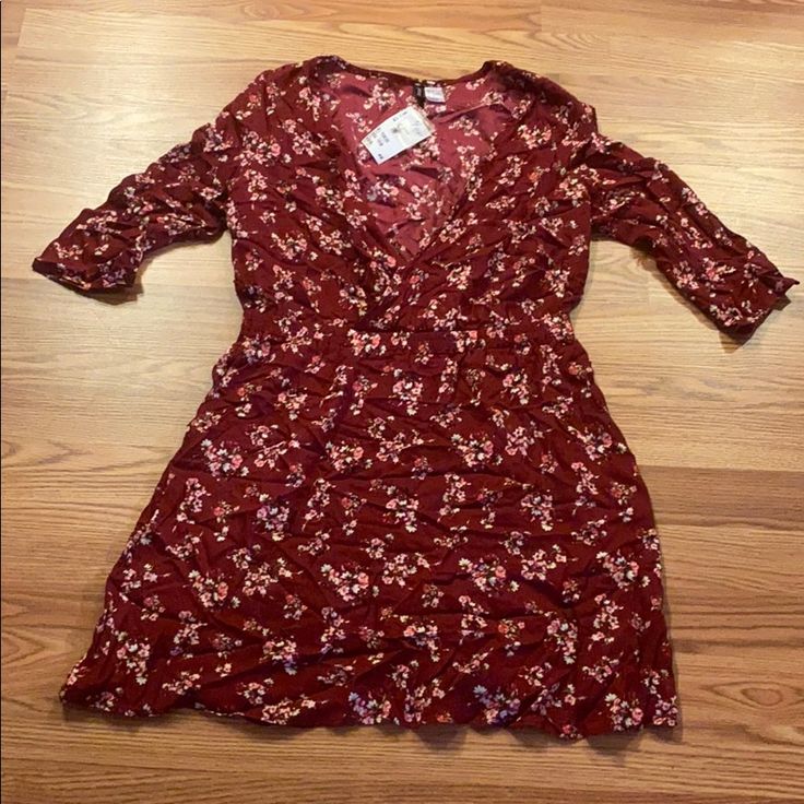 Nwt Size 14 But Runs Small. Maybe 10/12. Fabric Does Not Have Much Stretch (V397) Casual H&m Dress For Date Night, Casual Burgundy Mini Dress For Spring, Spring Burgundy V-neck Mini Dress, Burgundy Floral Print Dress For Spring, H&m Floral Print Mini Dress, H&m Flowy V-neck Dress, H&m Red Summer Dresses, Red Summer Dress By H&m, Casual V-neck Mini Dress By H&m