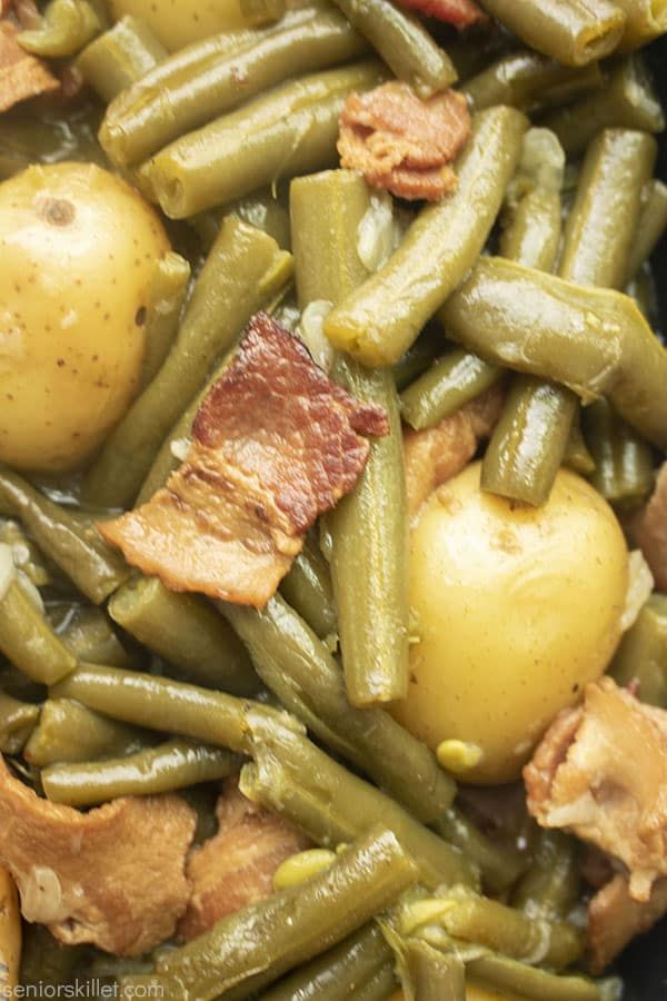 green beans, potatoes and bacon are mixed together in a skillet to make a meal