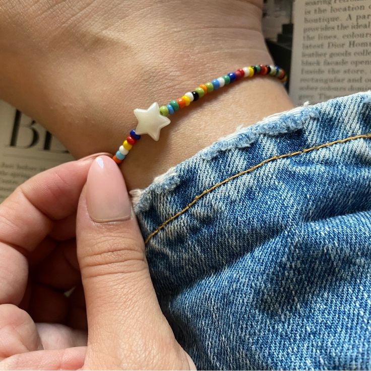 Beaded Bracelet Ideas, Travel Accesories, Pride Jewelry, Winter Paper, 90s Jewelry, Elastic Bracelets, Beaded Anklet, Bead Charms Diy, Diy Bracelet Designs