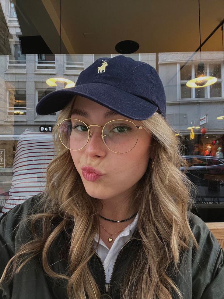 Round Gold Glasses Women, Gold Glasses Frames Aesthetic, Outfit With Glasses Aesthetic, Glasses Frames For Women Aesthetic, Trendy Glasses Frames 2024, Blondes With Glasses, Gold Glasses Aesthetic, Wearing Glasses Aesthetic, Glases Girl Style