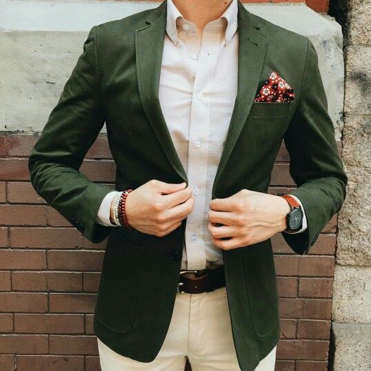 Green, beige and maroon Green Suit Jacket, Olive Green Suit, Blazer Verde, Blazer Outfits Men, Outfit Blazer, Mens Fashion Blog, Blazer Outfit, Tan Pants, Green Suit