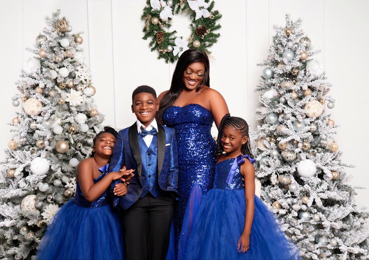 Blue  Christmas black Family Tree Garden Blue Christmas Pictures Family, Blue Christmas Photos Family, Blue Christmas Photoshoot, Mom Son Photoshoot, Family Holiday Photoshoot, Mommy And Me Shoot, Holidays Pictures, Outfits Family Photos, Blue Velvet Suit