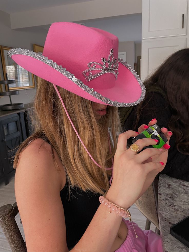 Preppy Hat, Kendall Jenner Outfits Casual, Pink Cowgirl Hat, Pink Hijab, Space Cowgirl, Cowgirl Costume, Chapeau Cowboy, Pink Cowgirl, Pink Cow