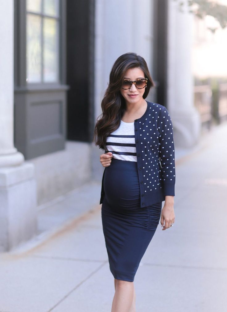 summer office outfits for pregnant women // polka dot cardigan maternity office outfit Maternity Office Wear, Office Fashion Summer, Cardigan Ideas, Polka Dot Vest, Maternity Work Wear, Outfit Petite, Winter Maternity Outfits, Maternity Work Clothes, Trendy Maternity Outfits