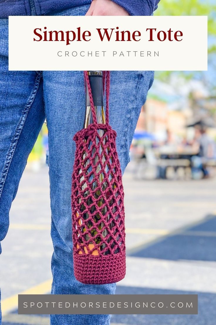 woman carrying a bottle of wine in a crocheted wine bottle bag. Wine Bottle Holder Diy, Wine Bag Pattern, Crochet Tote Pattern, Tote Crochet, Wine Bottle Gift Bag, Bottle Cozies, Cozy Crochet Patterns, Flowers Crochet, Wine Bottle Covers