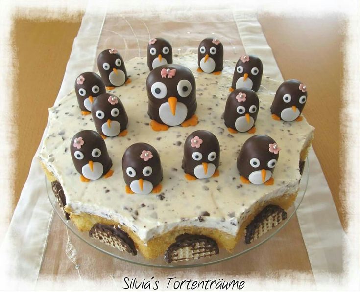 Mohrenkopftorte mit Pinguin Dickmanns Kids Birthday Food, Cake Simple, Eat Seasonal, Simple Birthday Cake, Baking Cupcakes, Birthday Food, Birthday Cake Kids, Food Humor, Muffin Recipes