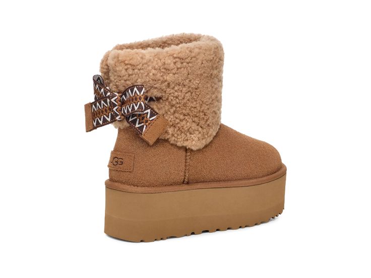 Classic Mini Maxi Curly Uggs Classic Mini, Ugg Coat, Walking Sneakers For Women, Zara Gifts, Hard Launch, Ugg Boots With Bows, Great Relationship, Ugg Classic Mini, Mama Style