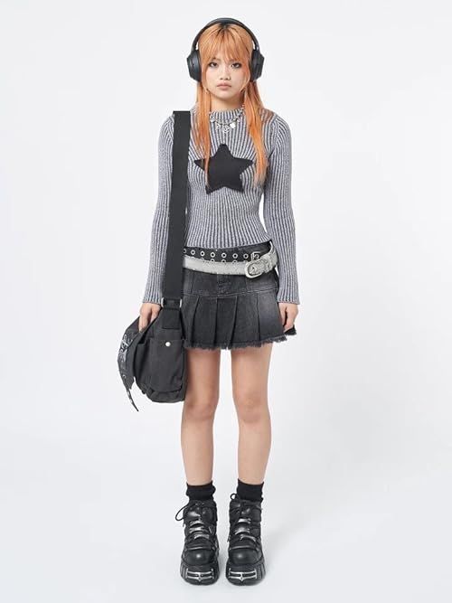 Pleated Hem Skirt Outfit, Mini Skirt Outfit Pleated, Mini Skirt Outfit Y2k Grunge, Grunge Outfits With Skirt, Jeans Mini Skirt Outfit, Y2k Fashion Skirt, Mini Pleated Skirt Outfit, Grey Skirt Outfit, Mini Denim Skirt Outfit