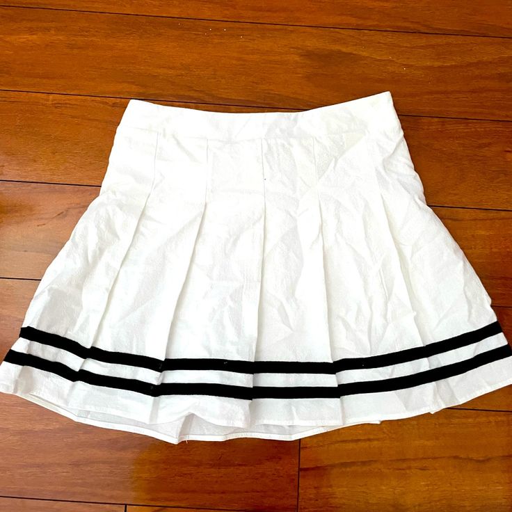 New Without Tags Preppy Cotton Pleated Skirt For Summer, Summer Preppy Cotton Pleated Skirt, Preppy Cotton Mini Skort, Preppy Cotton Pleated Skort, Chic School Skirt, Preppy Cotton Skirt, Preppy Pleated Cotton Mini Skirt, Preppy Mini Skort For Day Out, Preppy Cotton Mini Tennis Skirt