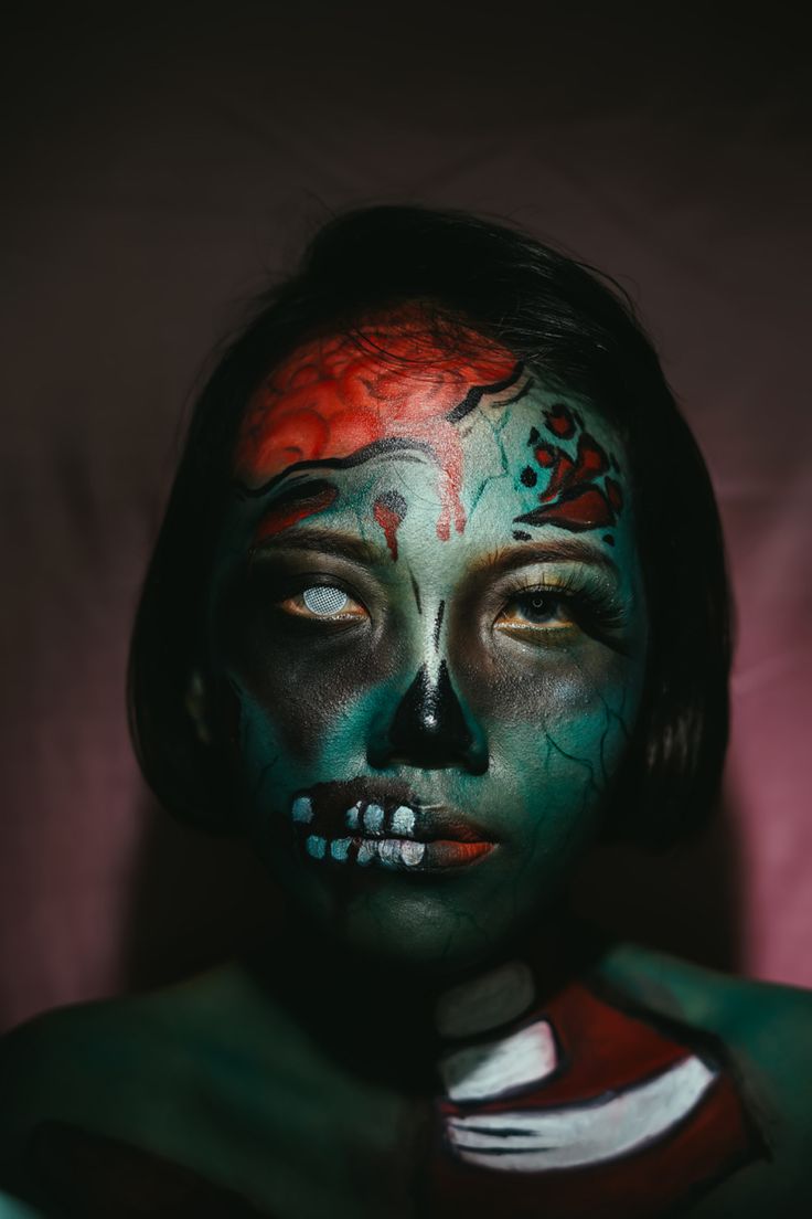 Zombie Half Face Makeup, Green Zombie Makeup, Cute Zombie Makeup, Scary Zombie Makeup, Simple Zombie Makeup, Skeleton Makeup Kids, Zombie Girl Makeup, Halloween Makeup Zombie, Easy Zombie Makeup