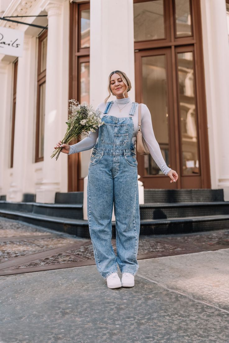 Danielle Gervino styles @freepeople overalls (size M) | Casual outfit idea, spring outfit idea, overalls outfit, free people outfit Overall Outfit Winter, Overalls Outfit Spring, Jean Overall Outfits, Overalls Outfit Winter, Denim Overalls Outfit, Overalls Outfits, Theme Park Outfits, Overall Outfit, Overalls Outfit