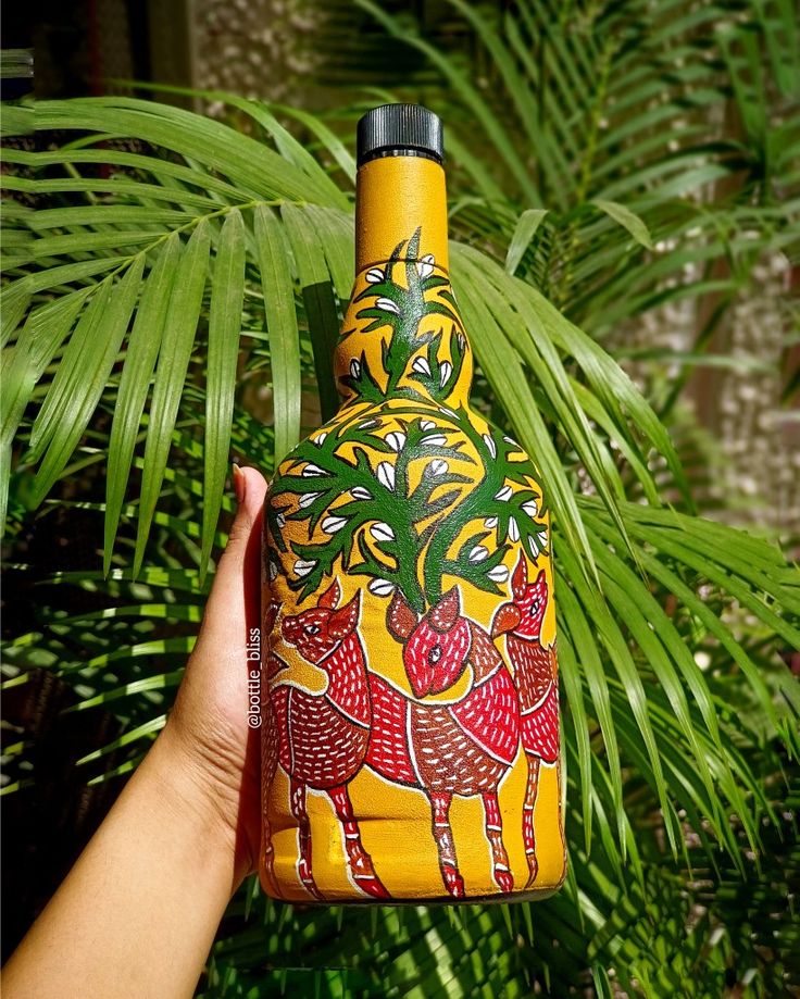 Bottleart or Bottle painting or Diy or Craft Green Bottle Painting Ideas, Bottle Painting Ideas, Bottle Art Projects, Applique Wall Hanging, Handmade Paper Art, Gond Art, Gond Painting, Diy Glass Bottle Crafts, Glass Bottles Art