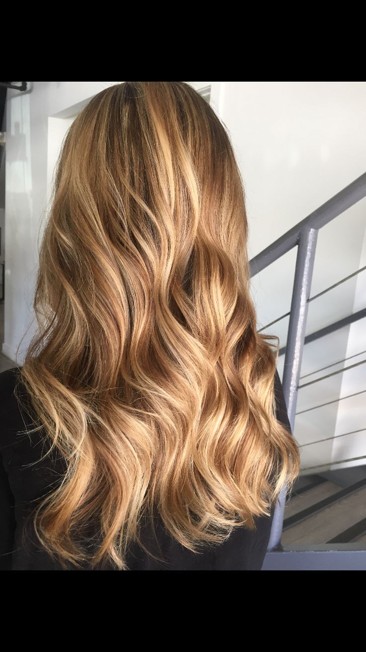 Gold and honey blonde highlights Gold Hair With Highlights, Amber Hair With Blonde Highlights, Blond Dore Miel, Honey Gold Hair, Caramel Honey Blonde, Warm Golden Blonde Hair, Blonde 2023, Beachy Balayage, Gold Blonde Hair