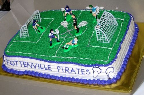 a cake that is shaped like a soccer field with people on it and the words tottensville pirates