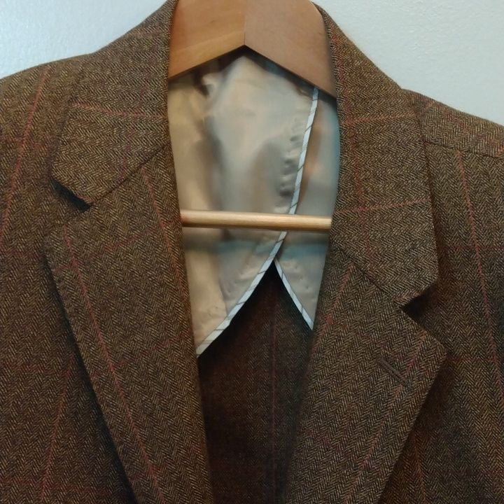 90% Wool/5% Cashmere/5% ? (Ms Fabric Code). Fantastic 2 Button Sport Coat With Double Vents In The Rear. 4 Kissing Buttons On Each Sleeve. This Is A Herringbone Weave Jacket With Orange Windowpane Lines. It Is Half Lined For Cool Air Circulation. There Is An Extra Small Horizontal Chest Pocket On The Left Interior (For Keys?) - It Is A Feature I Have Never Seen Before In A Jacket. More Of An Italian Cut With Padded Shoulders. Excellent Used Condition - Like New (No Wear, Tears, Stains, Or Flaws). Measurements (Approximate): 46r Shoulders - 19.75" Length (Rear Collar To Hem) - 30.25" Sleeves - 25" Lapels - 3" Tweed Blazer With Hidden Button Closure And Notch Lapel, Tailored Classic Tweed Outerwear, Tailored Tweed Classic Outerwear, Timeless Tweed Jacket With Single Button, Classic Tweed Outerwear For Semi-formal Occasions, Classic Tweed Suits With Pockets, Fitted Long Sleeve Tweed Jacket With Hidden Buttons, Fitted Tweed Jacket With Suit Collar For Business Casual, Classic Semi-formal Tweed Outerwear