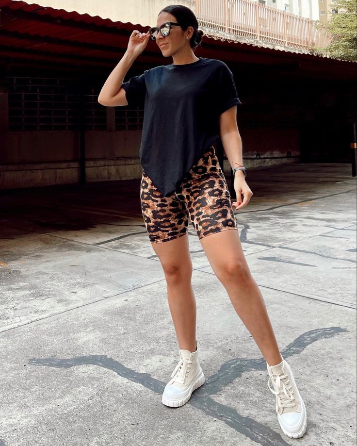 Biker Shorts Animal Print, Cheetah Print Biker Shorts Outfit, Leopard Biker Shorts Outfit, Long Tshirt Outfit, Outfit Animal Print, Leggins Outfit, Print Shorts Outfit, Short Biker, Shorts Biker