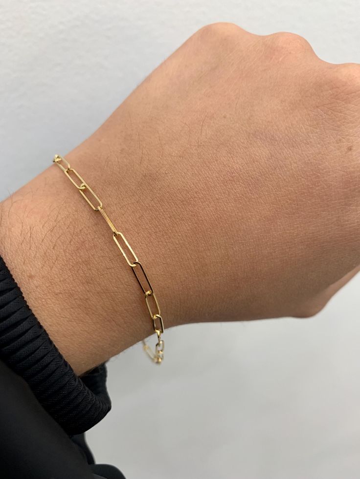 Paper clip bracelet in 14k gold, measurement 7 inches, you can use it daily or on special occasions, hevha piece in italy, if you have any questions send a message, item sold by piece, weight undetermined. Everyday Link Chain Bracelet With Gold Clasp, Classic Chain Bracelet With Gold Clasp As Gift, Everyday Chain Bracelet With Gold Clasp, Elegant Everyday Chain Bracelet With Gold Clasp, Gold Sterling Silver Box Chain Bracelet Gift, Modern Gold Clasp Link Chain Bracelet, Modern Link Chain Bracelet With Gold Clasp, 14k Gold Link Bracelet Gift, 14k Gold Link Bracelet As Gift