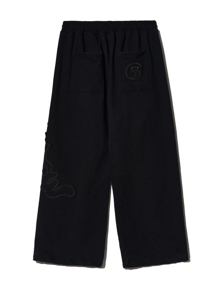 These casual sweatpants are detailed with Shadow theme logo applique. It's constructed without side seam for comfortable wear.- Elasticated drawstring waistband- Two front welt pockets with point logo label- Two back patch pockets- Logo applique at side and back- Adjustable drawcord and stopper at hem- Relaxed fit- Unisex wear- Tentar and tumble washing- Applique edge may be frayed naturally after washing and wear but it's not defect Cotton Sweatpants With Patch Pockets For Streetwear, Streetwear Sweatpants With Patch Pockets, Relaxed Fit Cotton Pants With Contrast Stitching, Sporty Baggy Pants With Patch Pockets, Sporty Cotton Pants With Patch Pockets, Sporty Streetwear Bottoms With Patch Pockets, Casual Cotton Sweatpants With Embroidered Logo, Relaxed Fit Sweatpants With Tapered Leg And Patch Pockets, Relaxed Fit Bottoms With Contrast Stitching For Streetwear