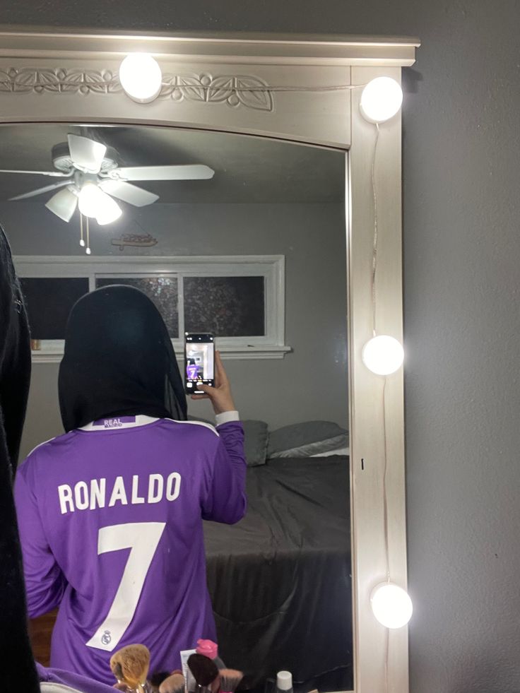 Ronaldo Purple, Girl Playing Soccer, Madrid Jersey, Football Jersey Outfit, Muslim Couple Photography, Friend Poses Photography, Jersey Girl, Muslim Fashion Outfits, Hijab Fashion Inspiration