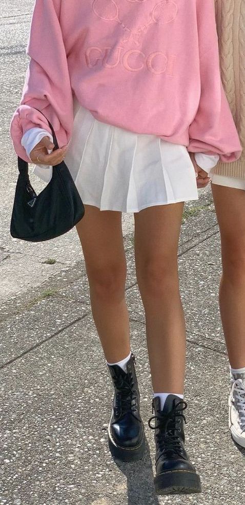 Gucci Sweatshirt Outfit, White Tennis Skirt Outfit, Sweatshirt Outfit Ideas, Girls Outfit Ideas, Cottagecore Aesthetic Fashion, Tennis Sweatshirt, Combat Boot Outfits, Sweatshirt Outfits, College Tennis