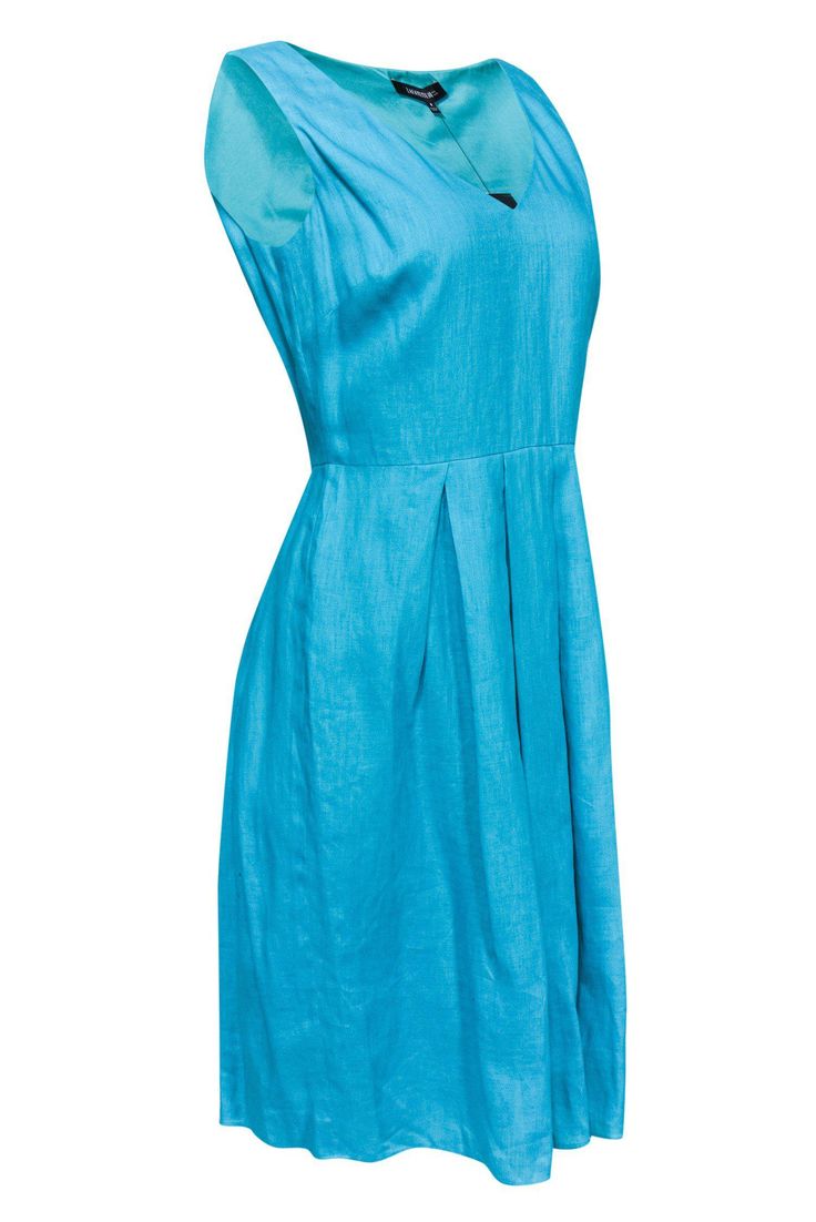 Cool off in your new favorite summer dress from Lafayette 148! In an easy-on-the-eyes teal shade, you’ll fit right in during the warm weather seasons as you enjoy the sunshine in the linen material. Pair the piece with wedges and a sunhat for an ensemble you’ll want to immediately wear for your next beach vacation. Size 8 Shell & Lining: 100% Linen Concealed side zipper Lined Fit & flare silhouette V-neckline Sleeveless Pleats at waist Bust 36” Waist 30” Shoulder to hem 41.5” Casual Turquoise Summer Dress, Turquoise Casual Summer Dress, Turquoise V-neck Summer Dress, Chic Turquoise Dress For The Beach, Chic Turquoise Dress For Beach, Sleeveless Turquoise Summer Dress, Sleeveless Turquoise Dress For Summer, Turquoise Sleeveless Summer Dress, Blue Summer Dress For Daywear