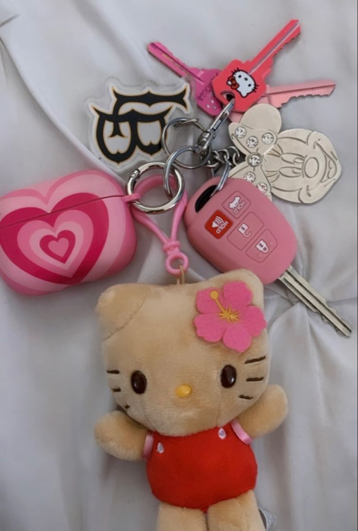 Cute Car Keychain Ideas, Hello Kitty Car Keys, Car Astethic Interior, Car Hello Kitty, Car Keys Keychain Ideas, Plushie Backpack, Hello Kitty Car Accessories, Hello Kitty Car, Hello Kitty Keychain