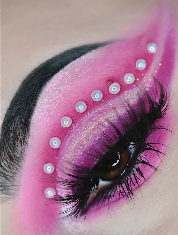 Pink And Black Makeup Looks, Valentine’s Day Make Up Looks, Valentines Day Makeup Creative, Makeup With Pearls, Showgirl Makeup, Fairy Fantasy Makeup, Mother Ginger, Carnaval Makeup, Black Makeup Looks