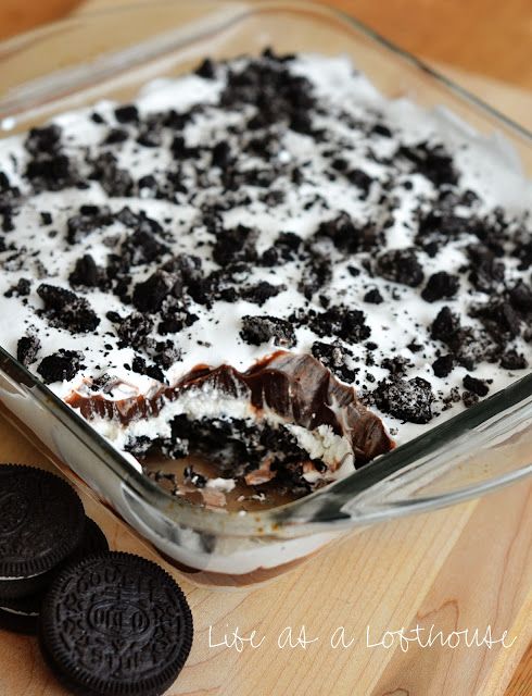 an oreo cookie dessert in a glass dish