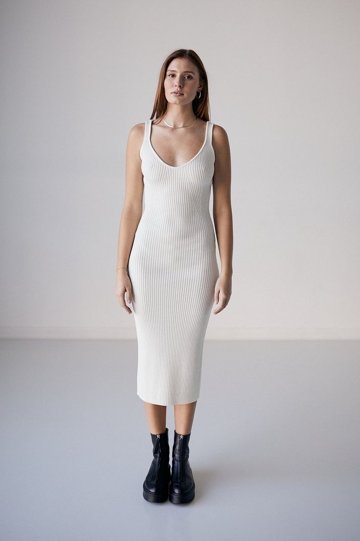 Mid-length dress in merino wool with scooped back, sweetheart neckline, and seashell ribbed bustier. Chic Ribbed Midi Dress For Daywear, Elegant Fitted Dress With Scoop Neck, Elegant Bodycon Dress With Scoop Neck, Chic Ribbed Bodycon Dress With Scoop Neck, Spring Ribbed Dress With Straight Neckline, Fitted Ribbed Midi Dress With Straight Neckline, Elegant Ribbed Bodycon Dress With Scoop Neck, Chic Ribbed Dress For Daywear, Chic Ribbed Daywear Dress