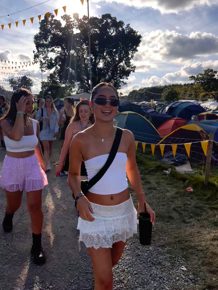 Melbourne Festival Outfit, Wildlands Festival Outfit, Summer Festival Outfit Ideas Coachella, Palm Tree Festival Outfit, Outfit Ideas Festival Summer, Btv Outfits 2024, Acl Outfits 2024, Zedd Rave Outfit, Coachella Inspo Festival Outfits