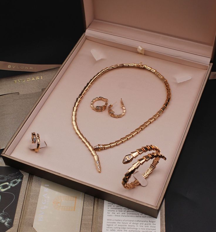 Bvlgari Jewelry Set, Bvlgari Gold, Brands Jewelry, Bvlgari Bracelet, Bulgari Jewelry, Bvlgari Jewelry, Expensive Jewelry Luxury, Luxe Jewelry, Gold Jewellery Design Necklaces