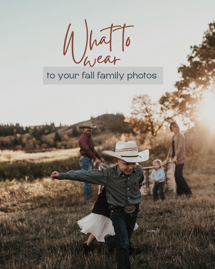 a group of people in a field with the words what to wear to your fall family photos