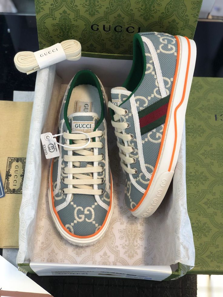 Designer Shoes Sneakers, Jeans Outfit Women, Pretty Shoes Sneakers, Gucci Outfits, Outfit Mujer, Outfit Grid, Girly Shoes, Stylish Mens Outfits, Swag Shoes