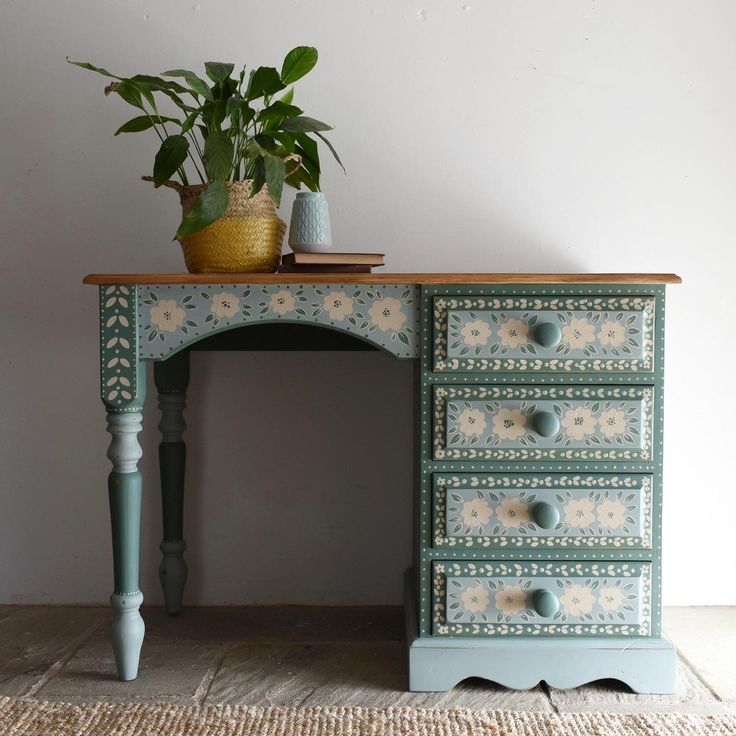 Green folk art desk Pine Desk, Room Vibes, Painted Desk, Furniture Renovation, Hand Painted Furniture, Flipping Furniture, Dream House Decor, Dream Home Design, 인테리어 디자인