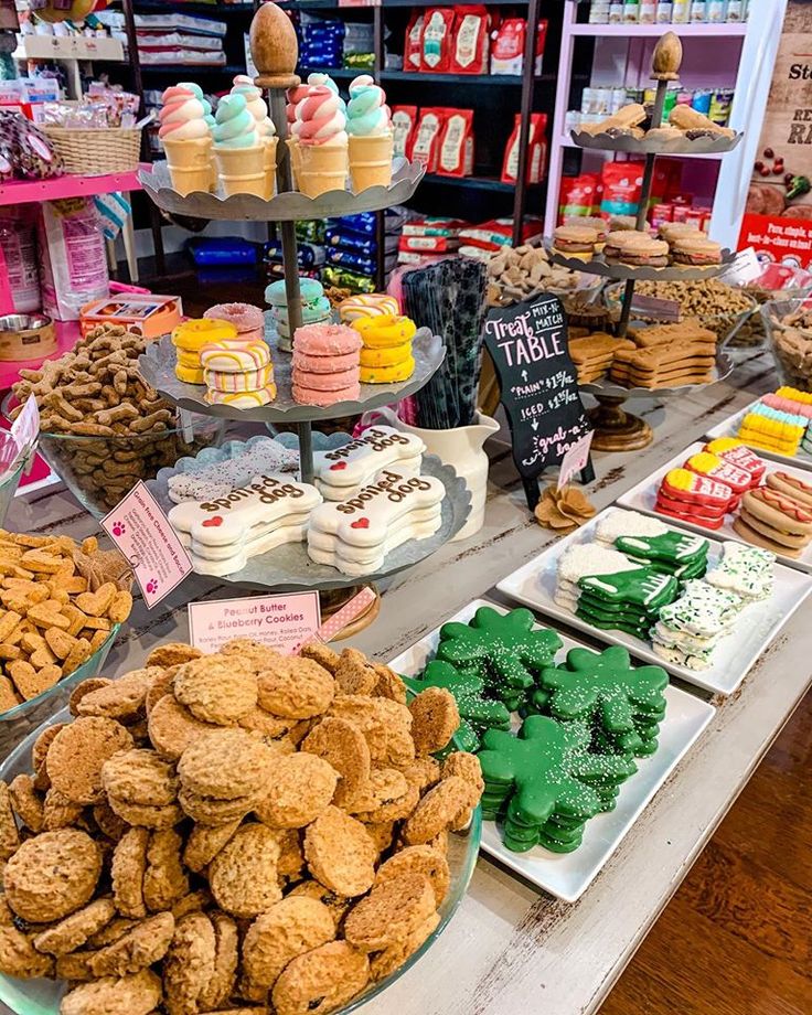 there are many different types of desserts on display in the store, including cupcakes and cookies