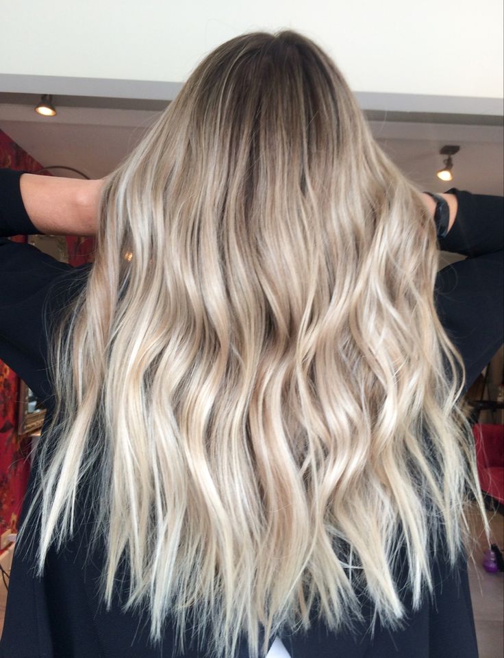 Dirty Blonde Hair With Highlights, Balyage Blonde, Bayalage Blonde, Haircolor Ideas, Blonde Hair With Roots, Dark Roots Blonde Hair, Straight Blonde Hair, Dirty Blonde Hair, Blonde Hair Inspiration