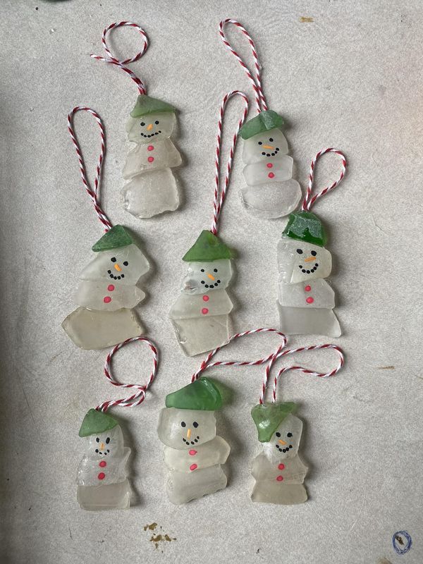 snowmen are hanging from candy canes on the table