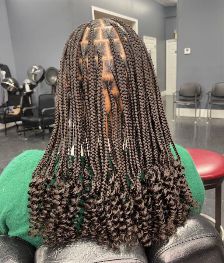 Knot Less Braids With Curls, Short Medium Knotless Braids With Curly Ends, Mid Back Knotless Braids With Curls, Short Notlessbox Braids With Curls, Notlessbox Braids With Curls, Midback Box Braids, Medium Length Braids Black Women, Short Knotless Box Braids With Curls, Medium Length Knotless Braids